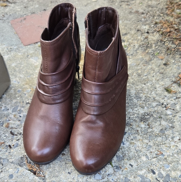 Easy Spirit Size 9 - Picture 2 of 5